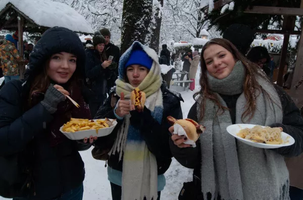 Gemeinsam auf dem Christkindlmarkt 3 Schülerinnen gemeinsam auf dem Christkindlmarkt