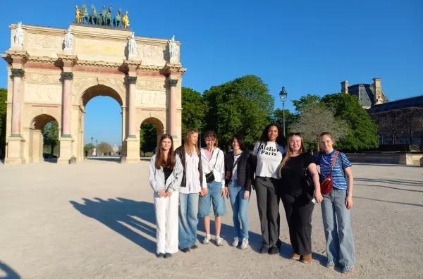Am Arc de Triomphe du Carrousel, am Eingang zum Jardin des Tuileries