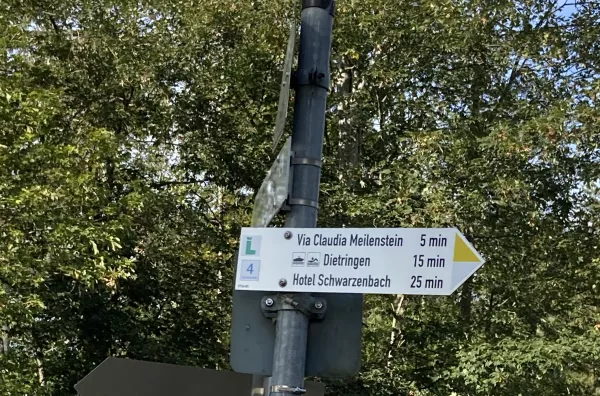 Moderner Wegweiser der Via Claudia Augusta