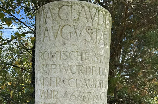 Meilenstein mit deutscher Inschrift - dem römischen Original nachgebildet
